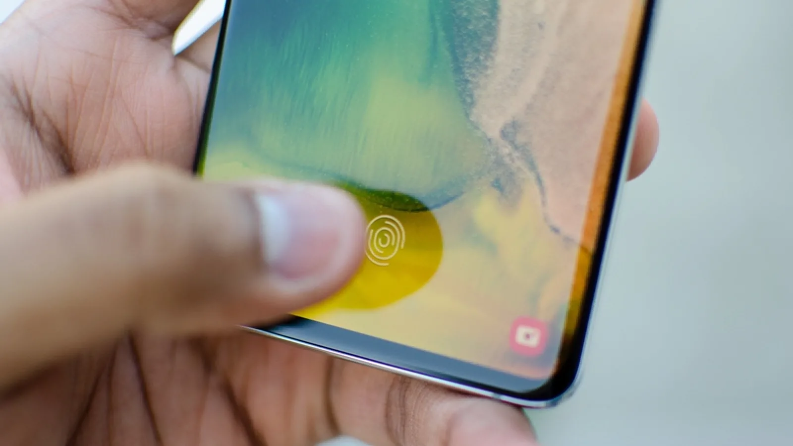 Altcineva îţi poate debloca telefonul Galaxy S10 securizat cu amprenta ta; Un nou bug al cititorului de amprente e recunoscut de Samsung