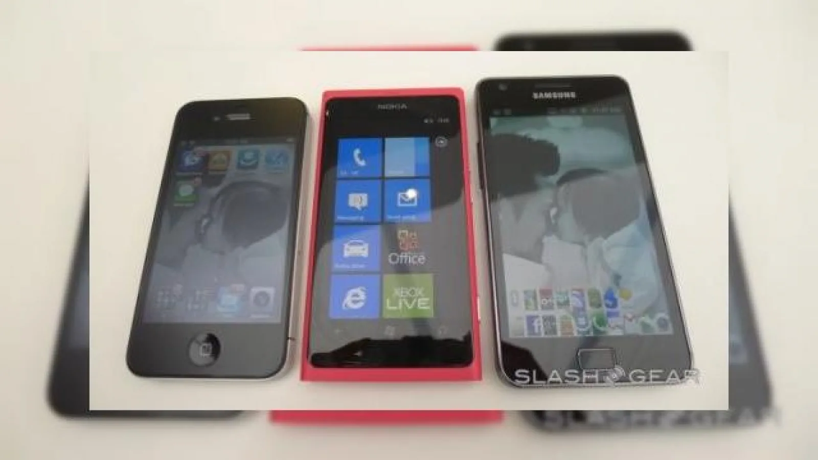 Nokia Lumia 800 versus iPhone 4S și Samsung Galaxy S II: bătălia browserelor (Video)