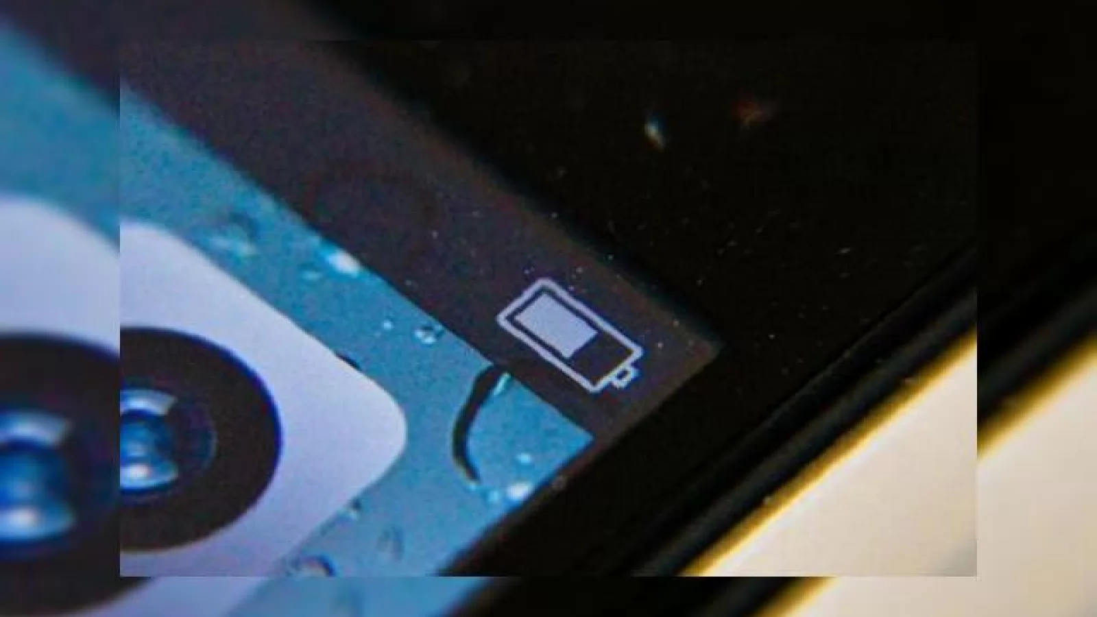 Problemele lui iPhone 4S continuă! Avem și explicația semi-oficială pentru bateria cu viață scurtă