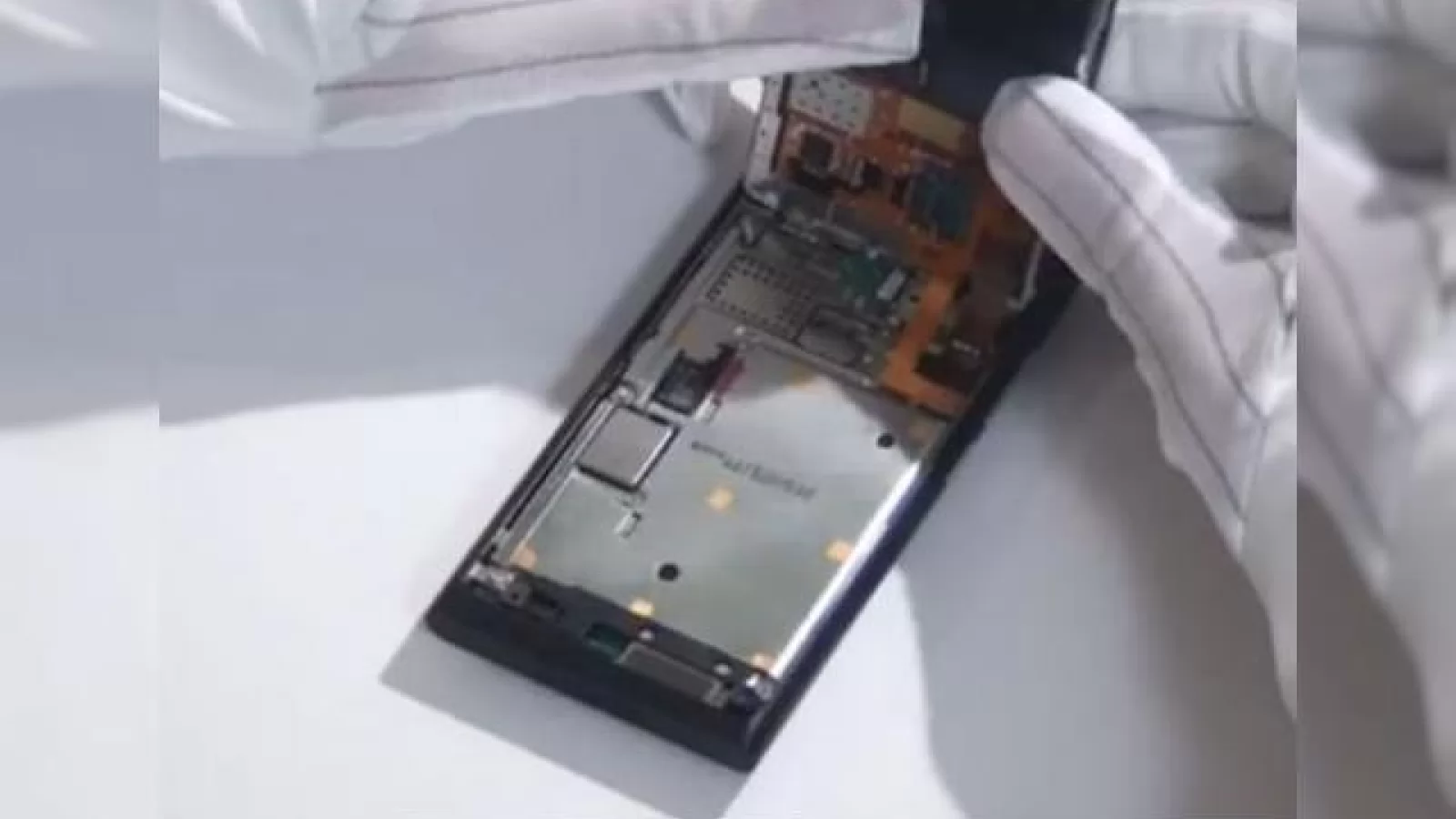 Nokia N9 disecat pentru public - iată cum arată componentele sale (Video)