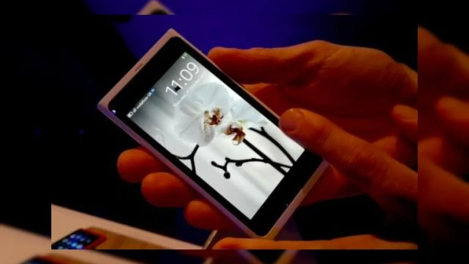 Nokia N9 alb filmat cu un Nokia N8 (Video)