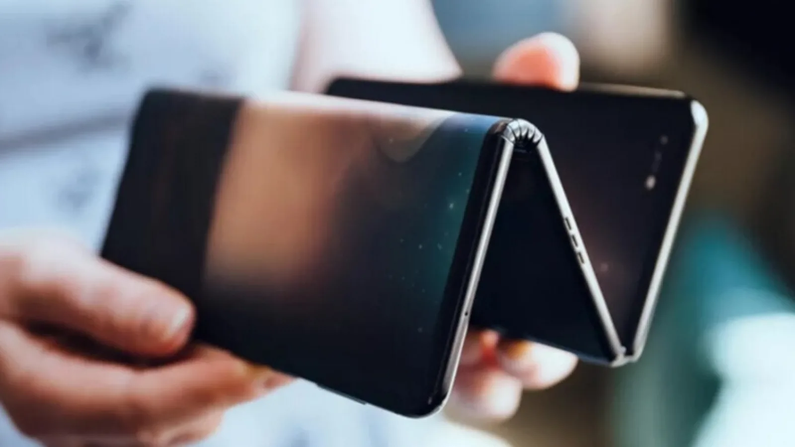 Telefonul pliabil TCL ni se prezintă în fotografii reale; Ajunge la o diagonală de 10 inch complet deschis
