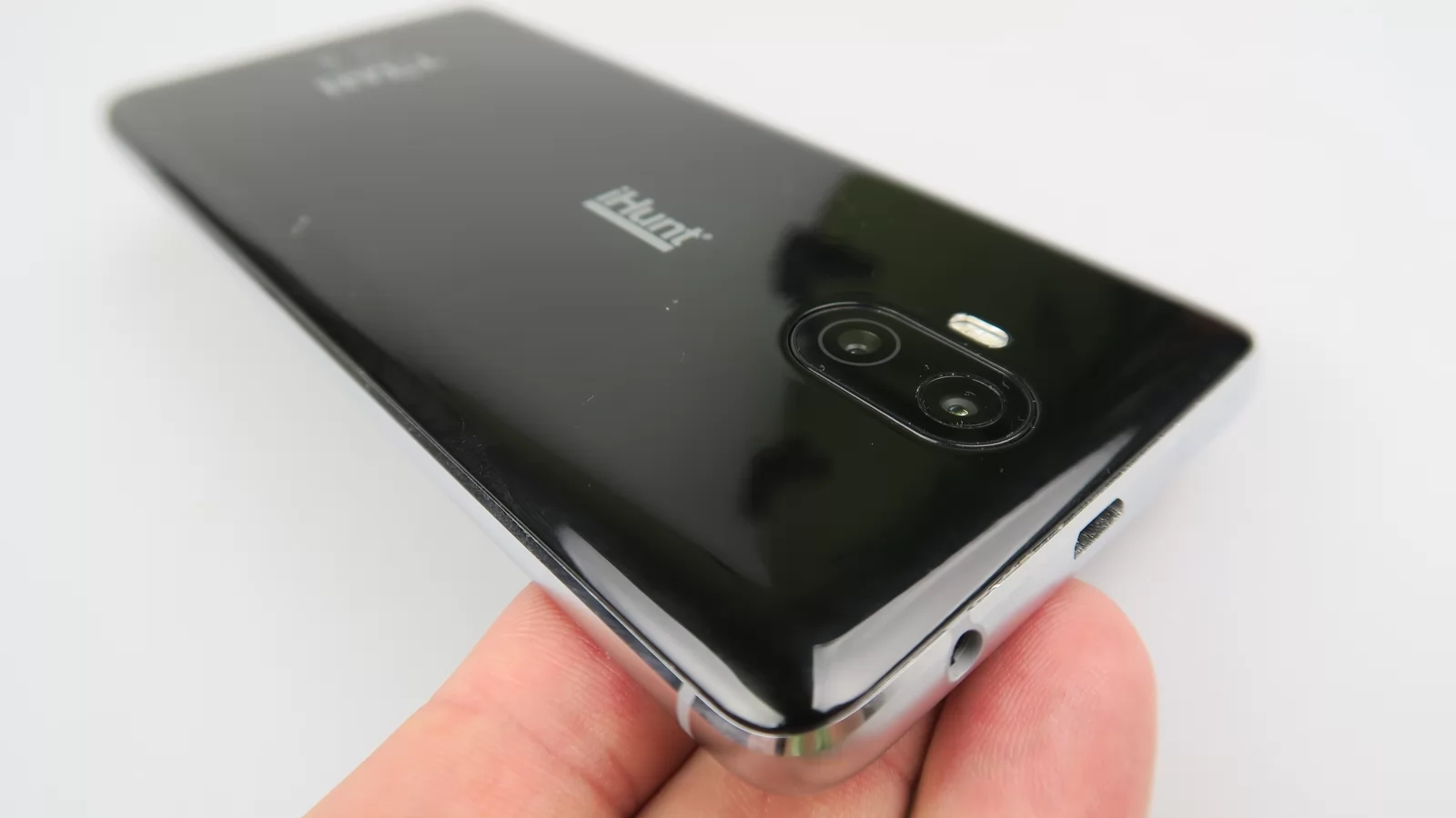 iHunt Titan P6000 Power: Multimedia uriaşă pe partea de gaming