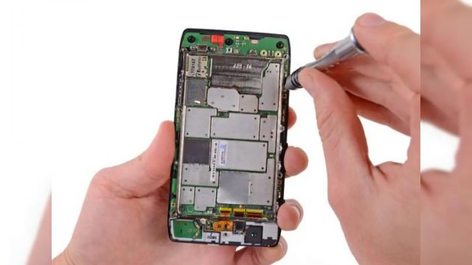 Motorola Droid RAZR despicat și cu măruntaiele scoase