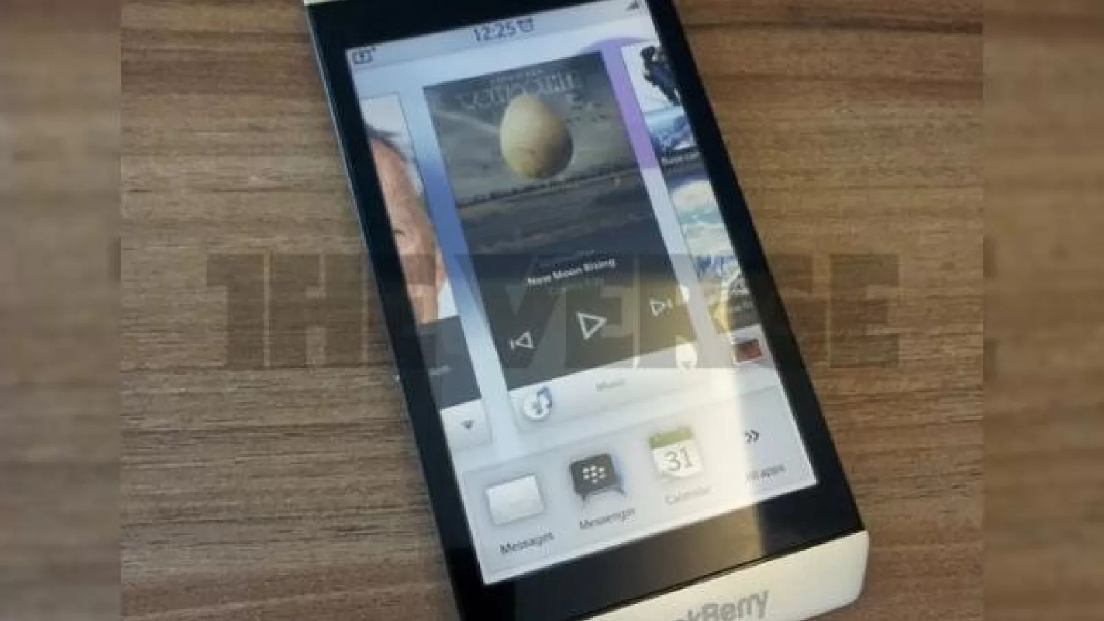 În sfârșit un super telefon original de la RIM: BlackBery London, primul model cu BBX OS În imagini