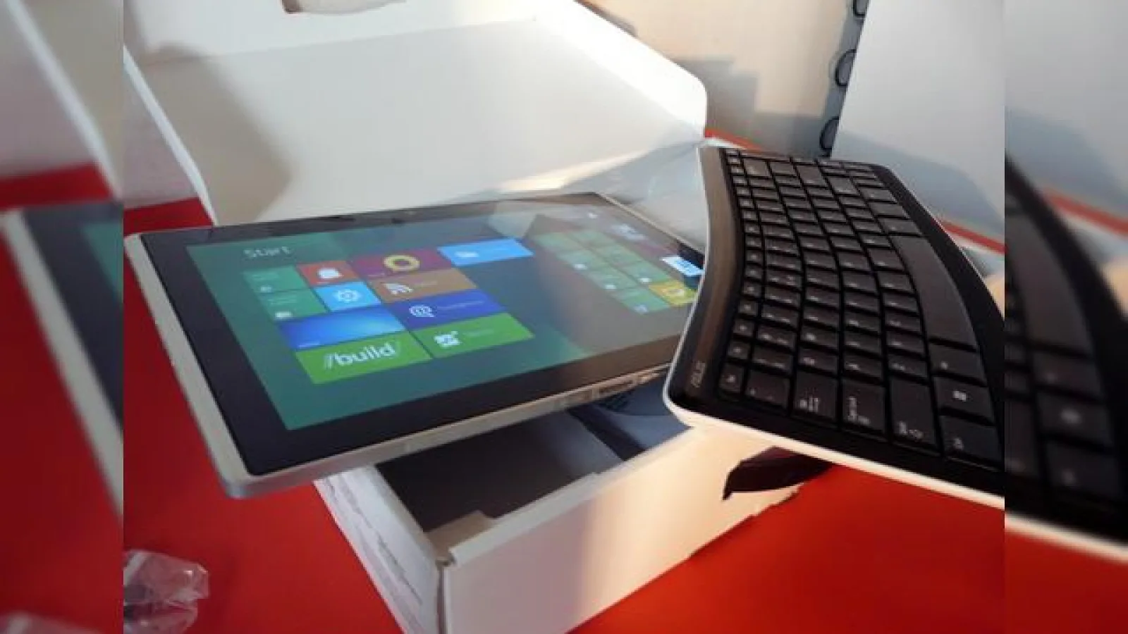 ASUS Eee Slate B121 scos din cutie, la pachet cu Windows 8! (Video)