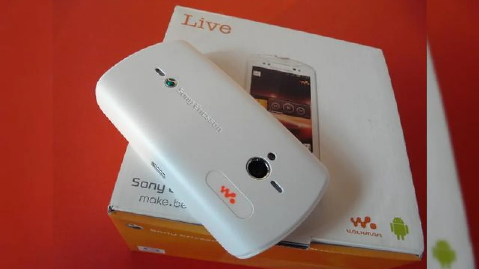 Sony Ericsson Live With Walkman scos din cutie și pus la ureche (Video)