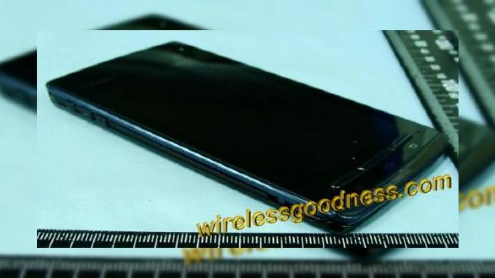 Avem un nou campion: cel mai subțire smartphone din lume este Fujitsu Arrows F-07D! Grosime sub 7mm!