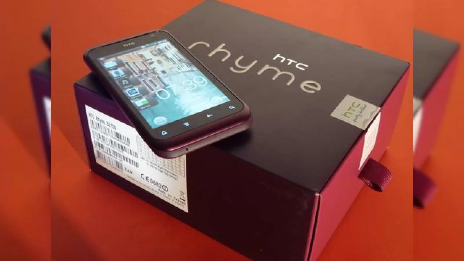 HTC Rhyme unboxing - telefonul mov pentru doamne, cu o cutie Înțesată de accesorii (Video)