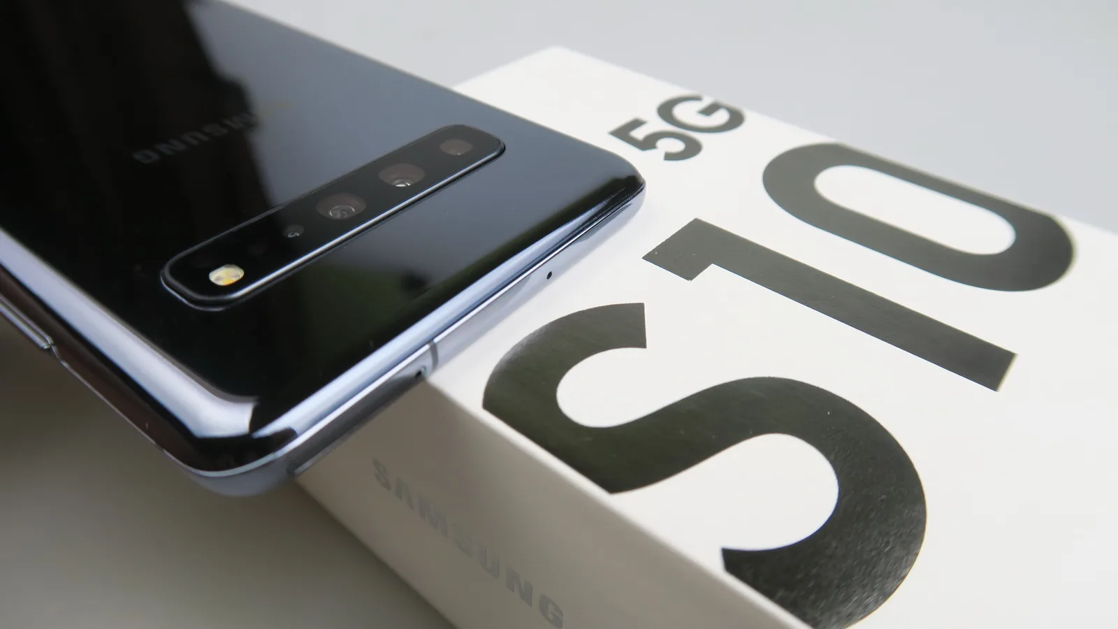 Samsung Galaxy S10 5G Unboxing: primul telefon 5G scos din cutie la Mobilissimo.ro e o figură familiară, dar mai mare