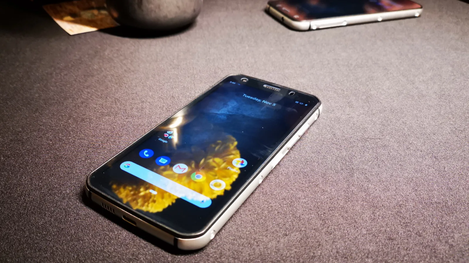 CAT S52 a debutat în România: telefon robust mai elegant, primul cu cititor de amprente de la CAT (Video Hands On)