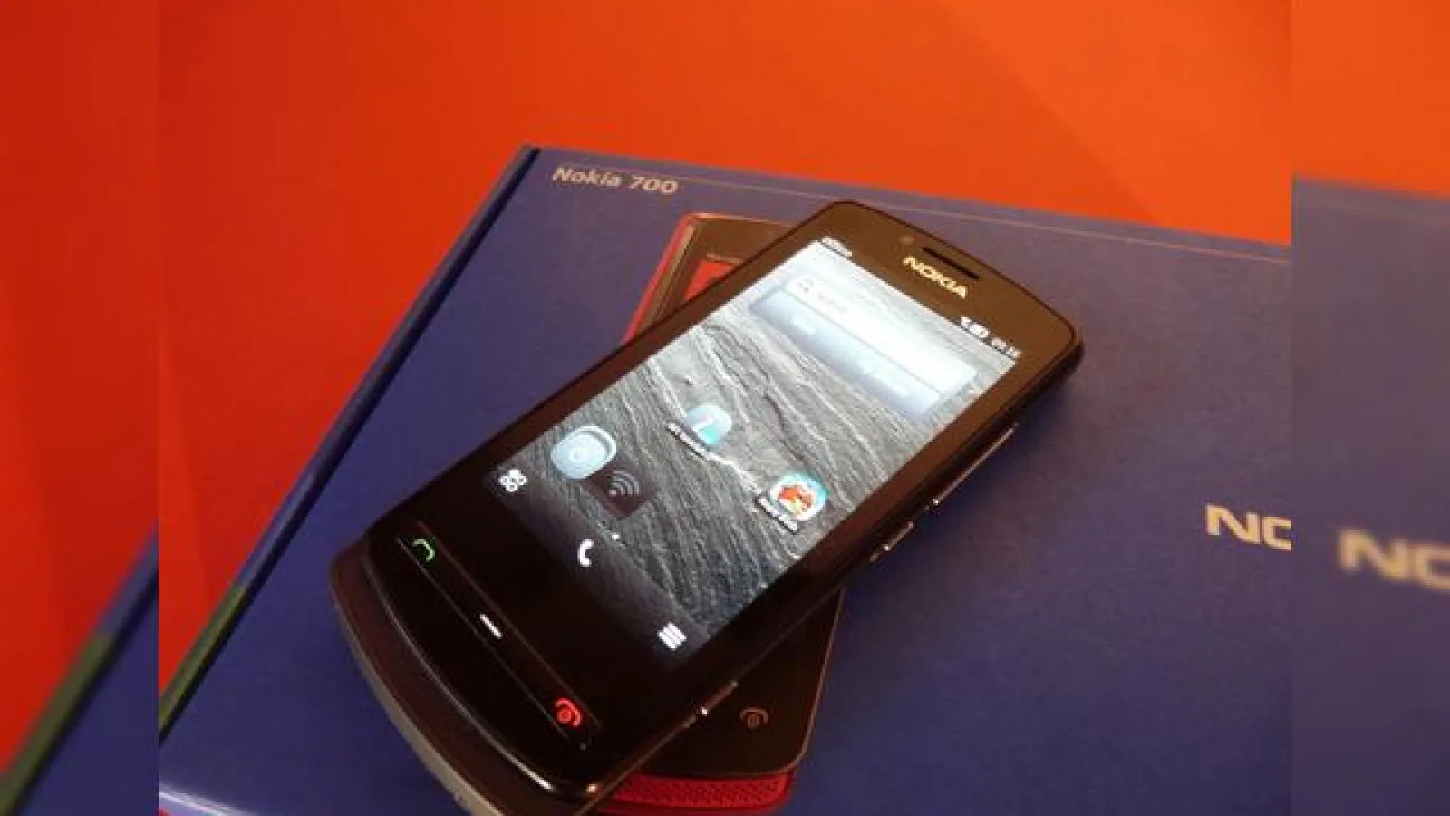 Nokia 700 unboxing - Symbian Belle scos din cutie la Mobilissimo.ro (Video)