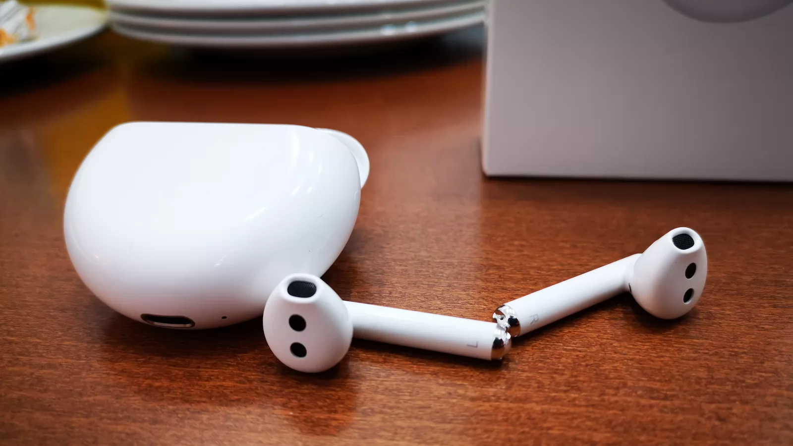 Huawei FreeBuds 3 hands-on review: rival pentru AirPods, cu anulare de zgomot şi cutiuţă de transport rotunjită (Video)