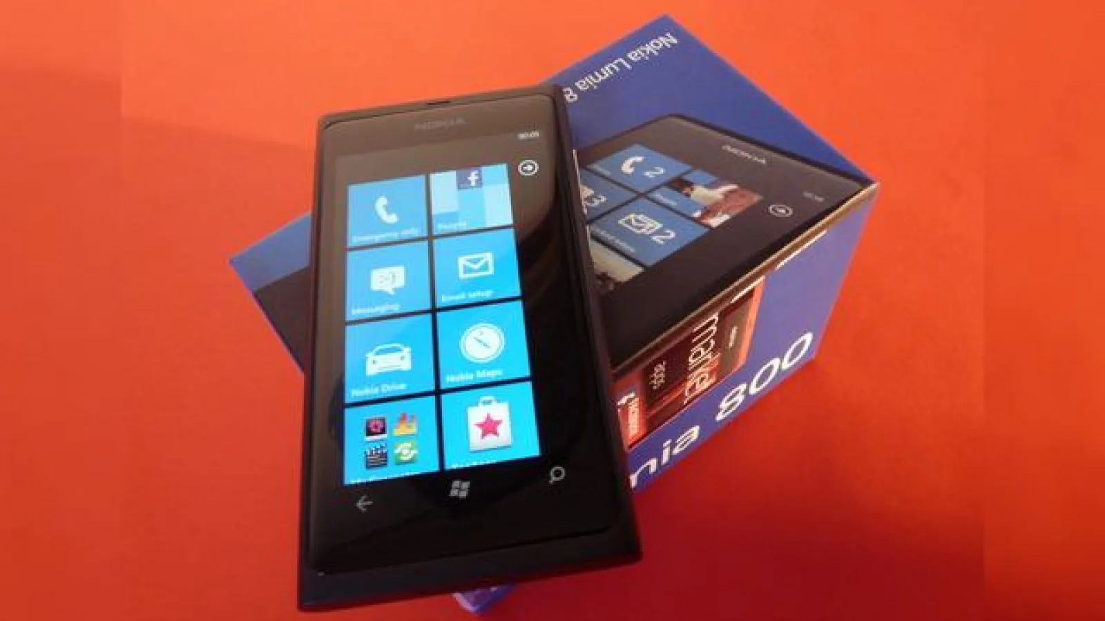 Nokia Lumia 800 Unboxing - scoatem din cutie primul Nokia cu Windows Phone (Video)