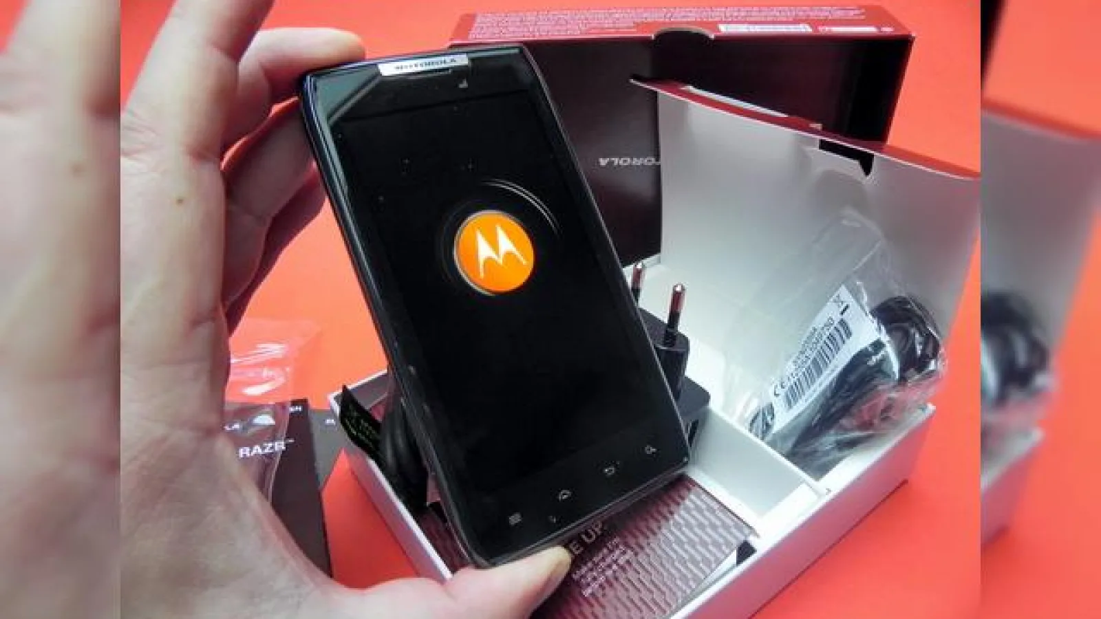 Motorola Droid RAZR Unboxing - scoatem cel mai subțire smartphone din cutie, Îl trecem prin urechile acului (Video)