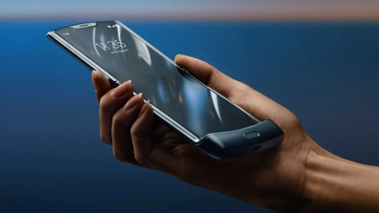 MOTO RAZR revine sub forma unui pliabil cu clapetă! Are ecran de 6.2 inch și un preț pe măsură