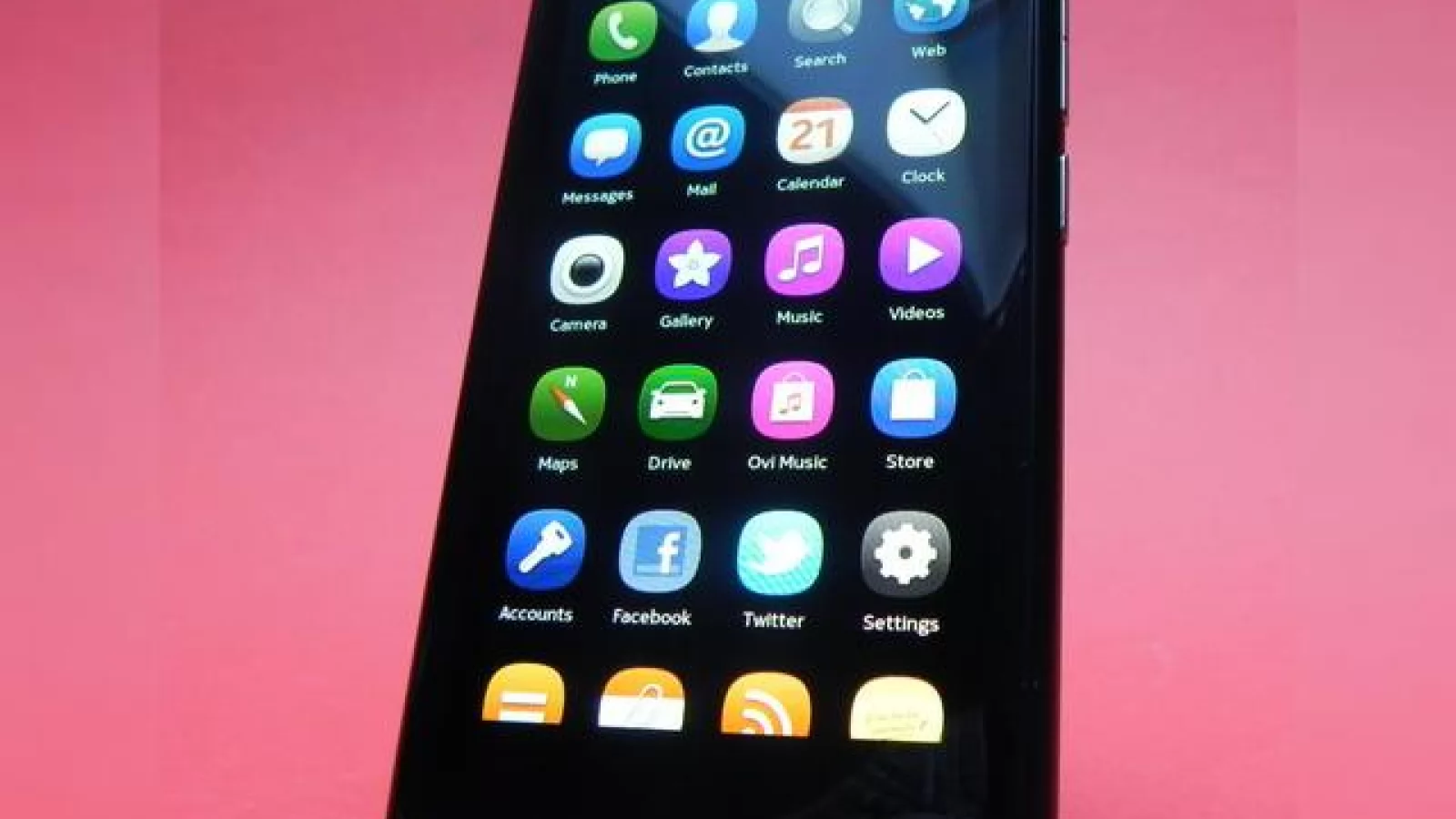 Analiză: Nokia N9 la Vodafone, Orange sau la liber?