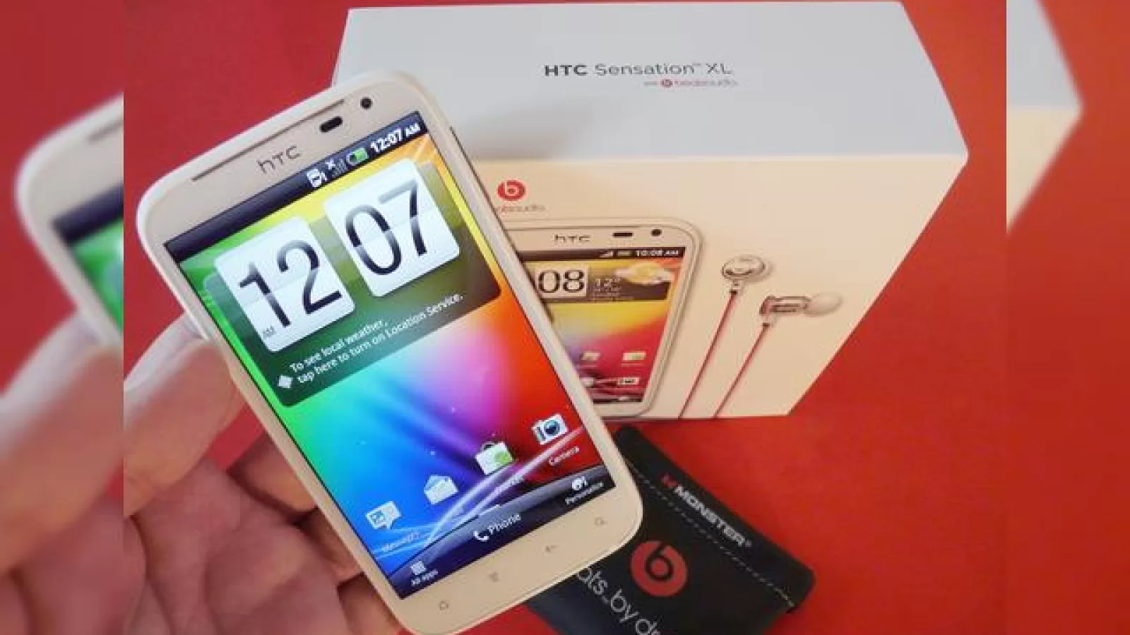 HTC Sensation XL unboxing - un pic de Titan, un pic de Sensation XE, un pic de Sensation... (Video)