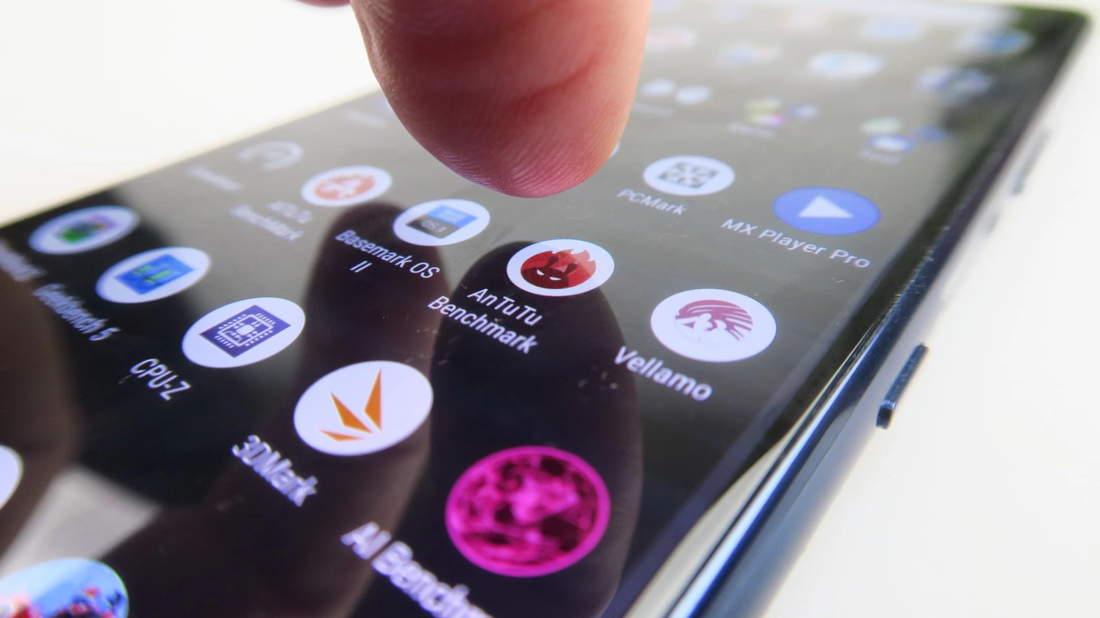 Sony Xperia 5: Benchmark-uri peste aşteptări, având în vedere dotările