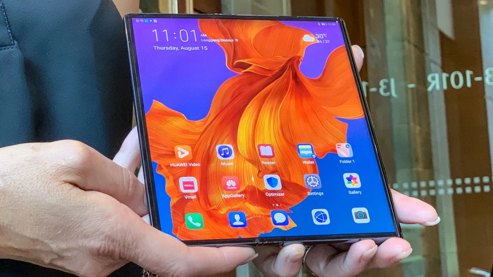 Decât să îl repari mai bine cumperi alt telefon; Huawei Mate X are înlocuirea ecranului la fel de scumpă ca un iPhone 11 Pro