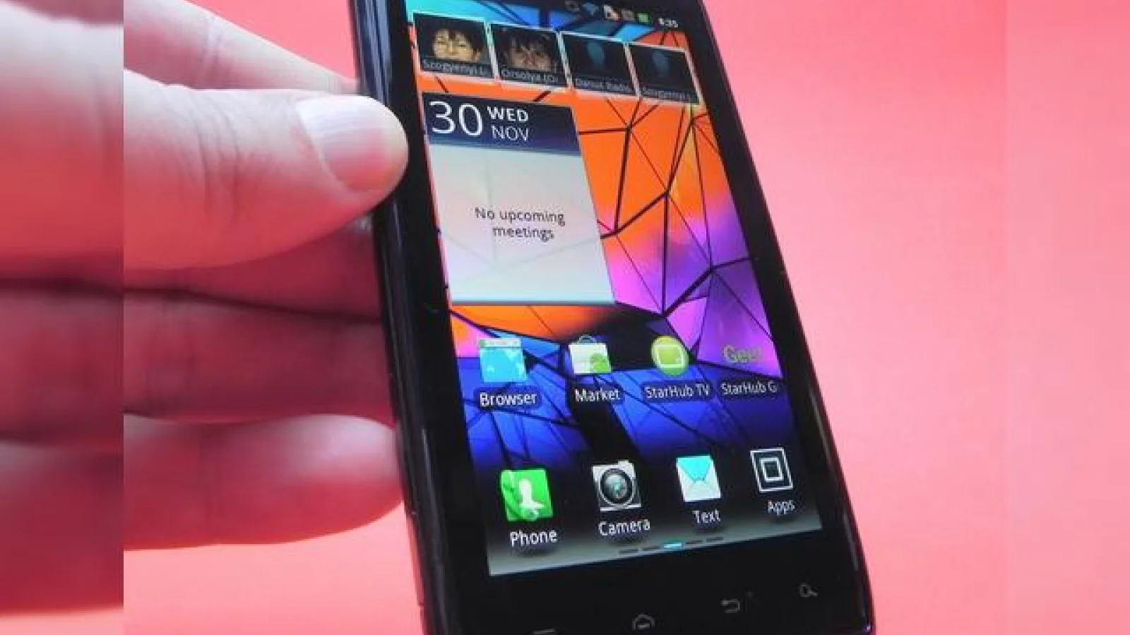 Review Motorola Droid RAZR - cel mai subțire smartphone disponibil, un pic de kevlar și un Android strălucitor (Video)