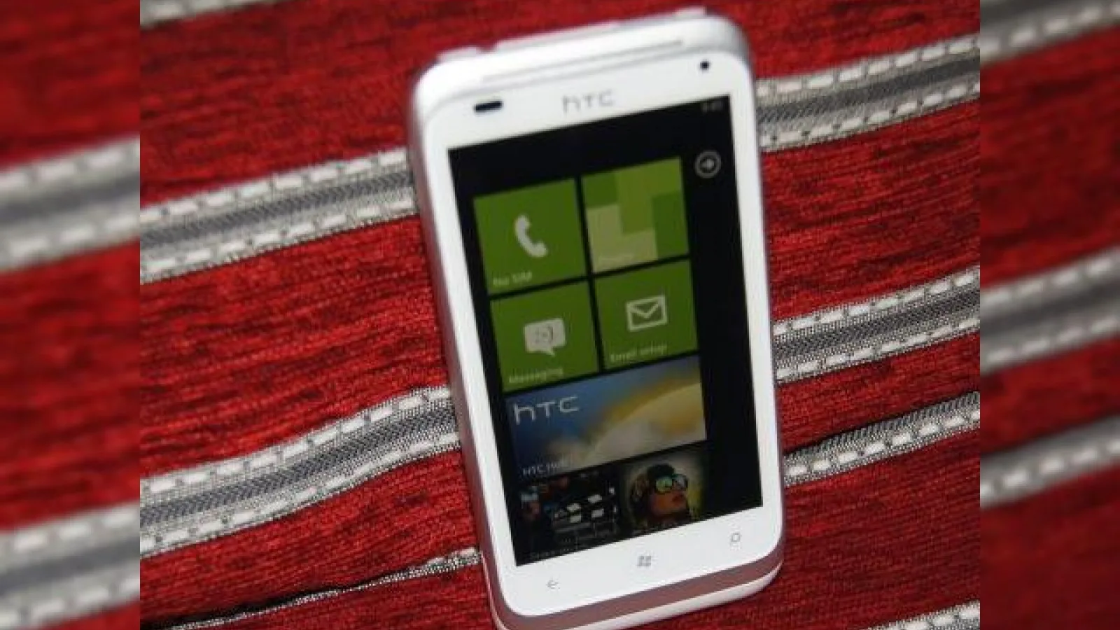 TOP 5: Cele mai frumoase telefoane pe alb