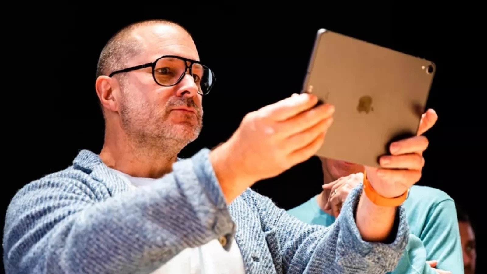 Jony Ive a avut ultima zi la Apple, dispare din organigramă încheind o eră de design inspirat