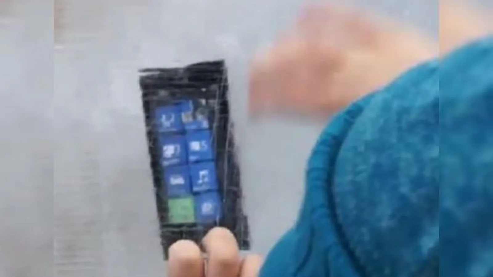 Ice Cream Sandwich Nokia?! Nokia Lumia 800 prins Într-un bloc de gheață de dragul promovării (Video)