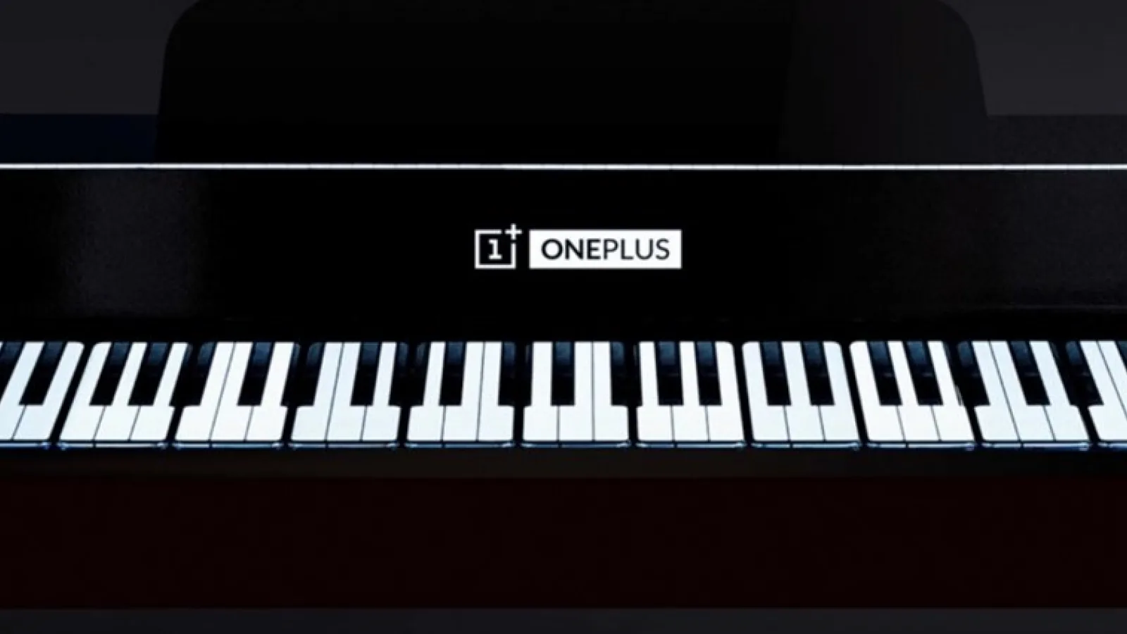 OnePlus invocă spiritul sărbătorilor cu un pian realizat din 17 telefoane; Iată viralul zilei (Video)