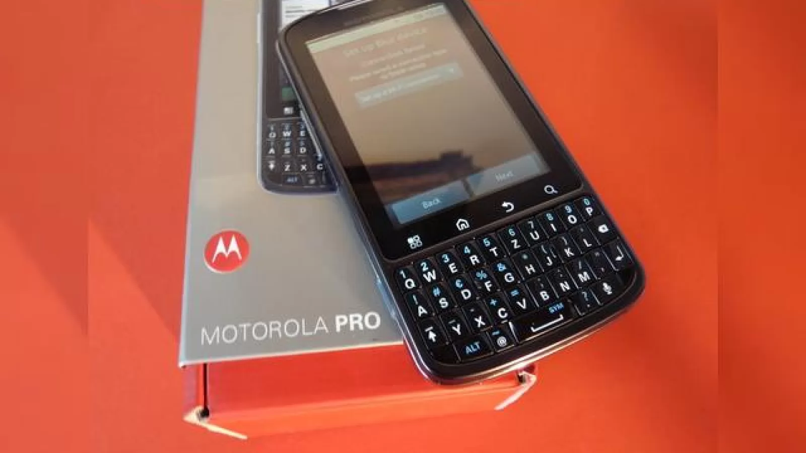 Motorola Pro unboxing - scoatem din cutie și un midrange cu preț accesibil (Video)
