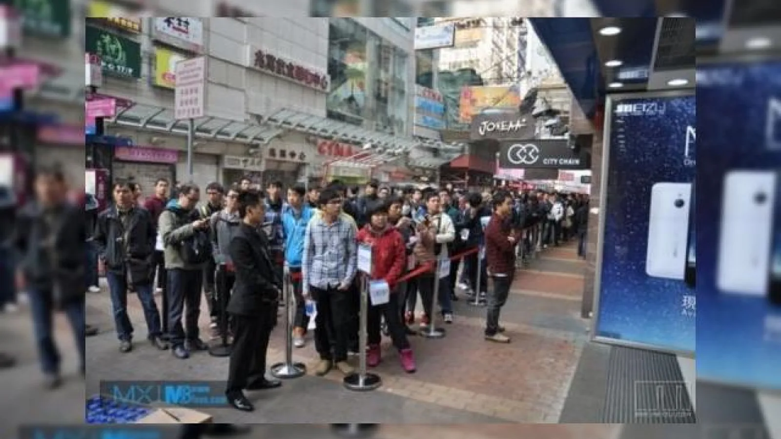 Meizu MX lansat În China și Hong Kong, peste 900 de persoane la rând pentru a cumpăra terminalul În fața unui magazin!
