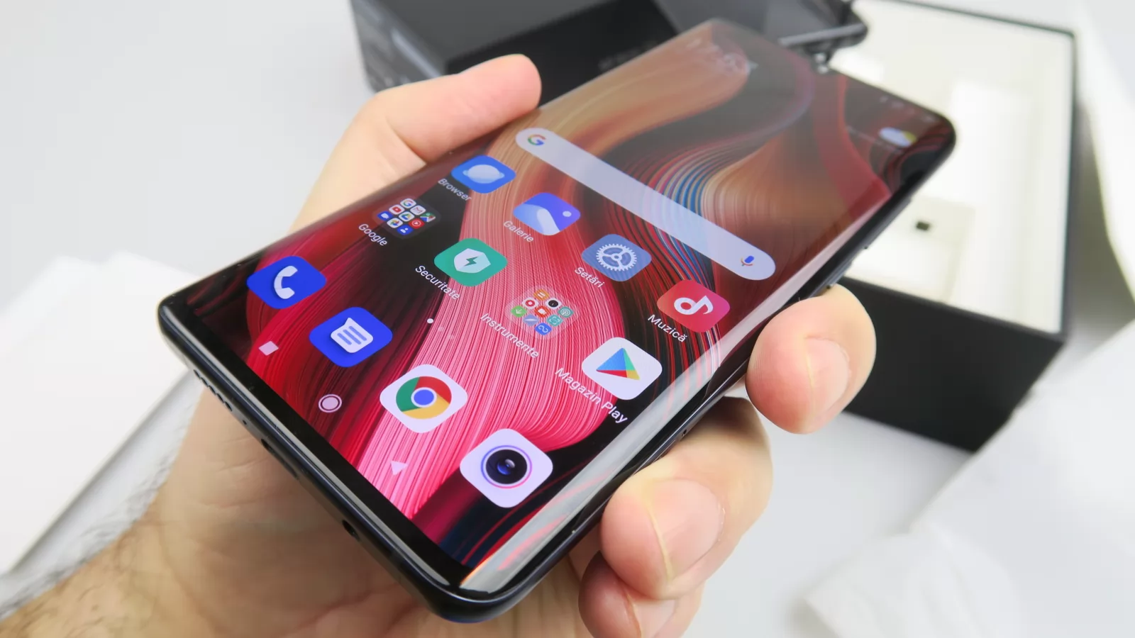 Xiaomi Mi Note 10: Design familiar, camera protuberantă, sticlă şi metal bine închegate