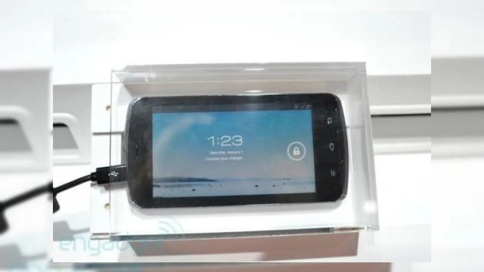 CES 2012: Fujitsu Arrows, primul telefon quad core Tegra 3 ni se prezintă sub formă de prototip (Video)