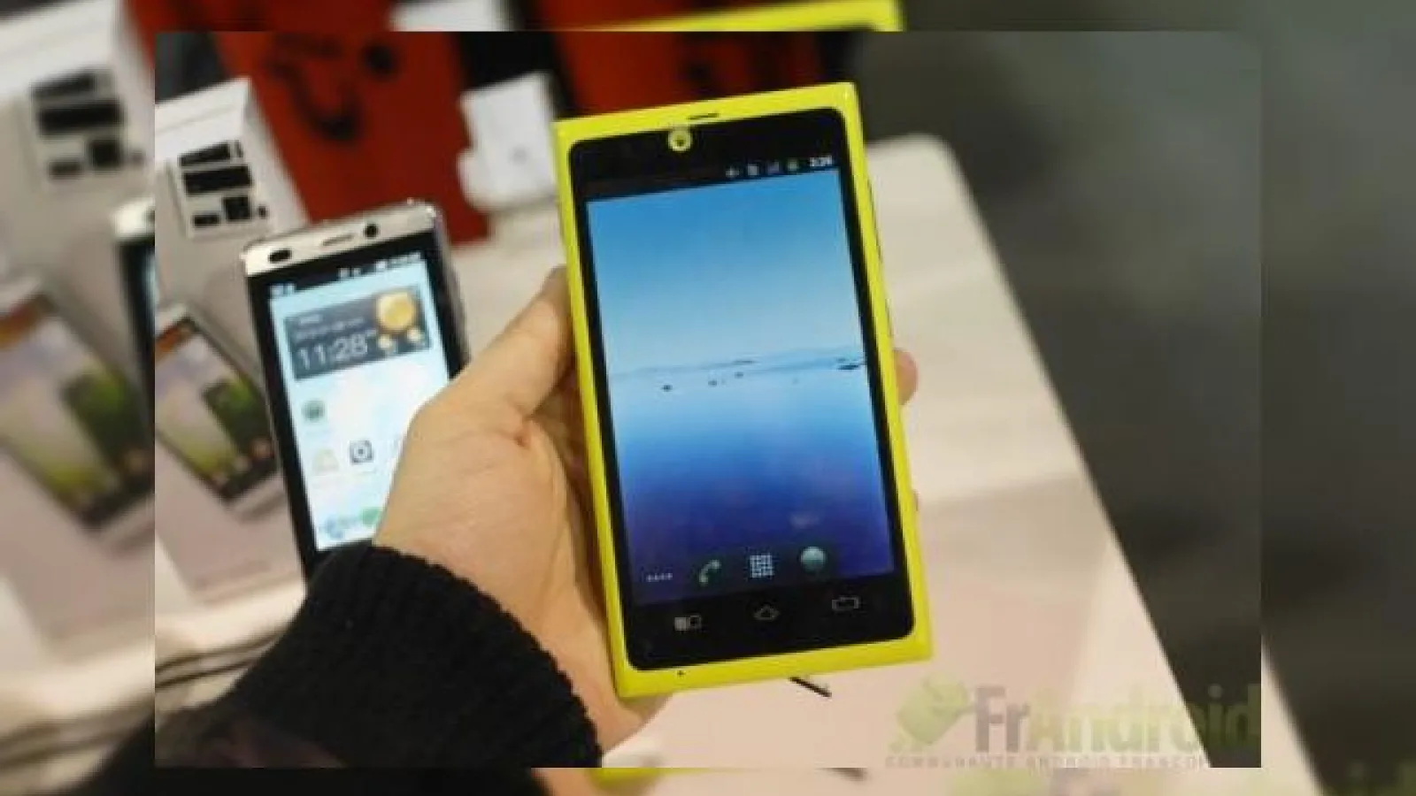 Nokia Lumia 900 cu Android?! Nu, doar o clonă de la CES 2012, produsă de Rockchip și expusă lângă Nokia...
