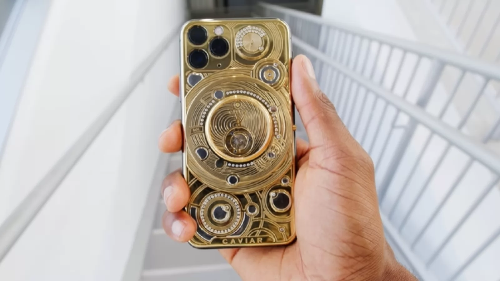 Finalul de an aduce cel mai scump iPhone pe masa de teste a lui MKBHD! Iată cum arată ediția Caviar de 100.000 euro