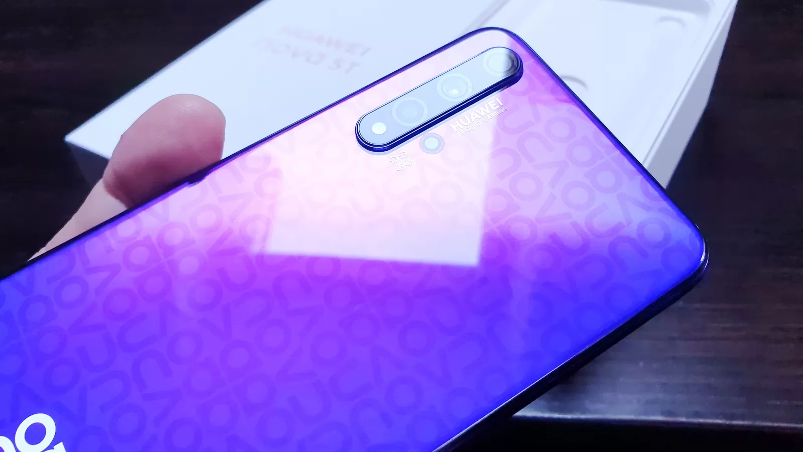 Huawei Nova 5T Review; Memorabil prin nuanţa sa purpurie şi look-ul 3D al spatelui