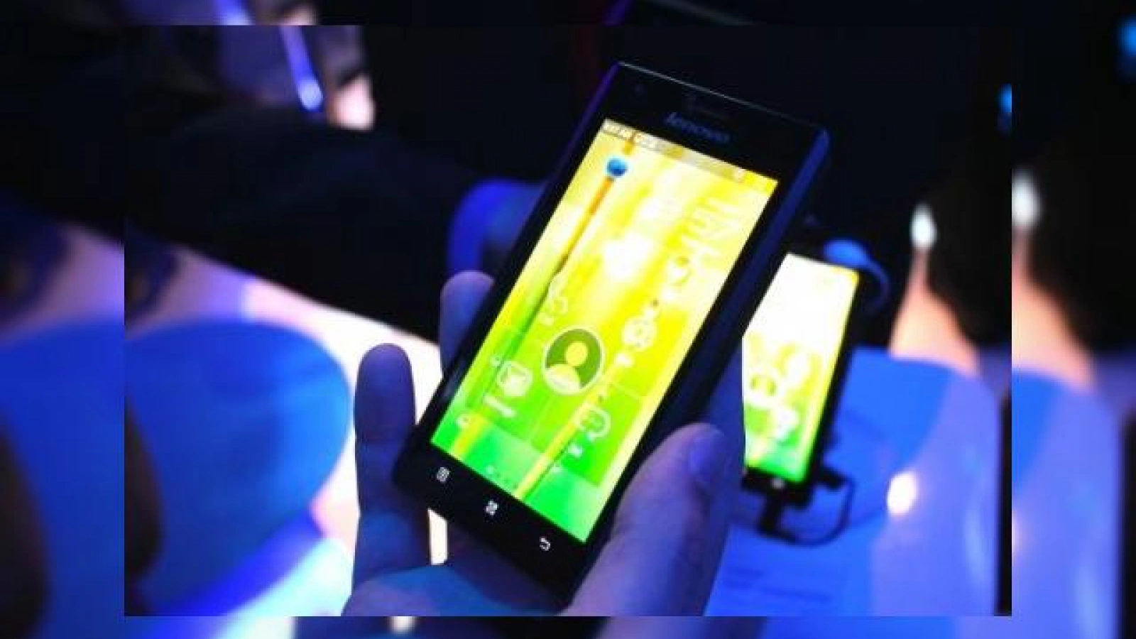 CES 2012: Hands on cu Lenovo K800, primul smartphone Android cu procesor Intel (Video)