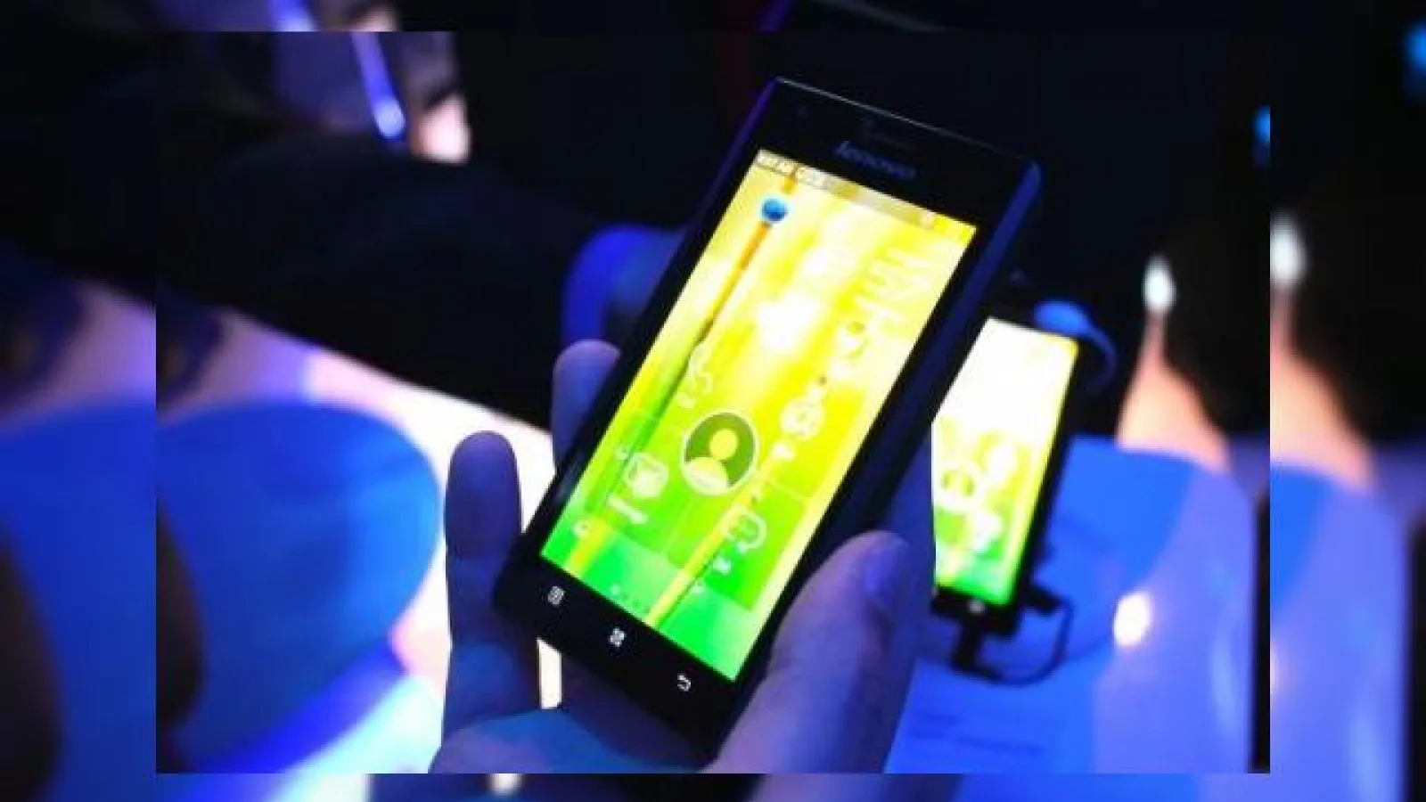 CES 2012: Hands on cu Lenovo K800, primul smartphone Android cu procesor Intel (Video)