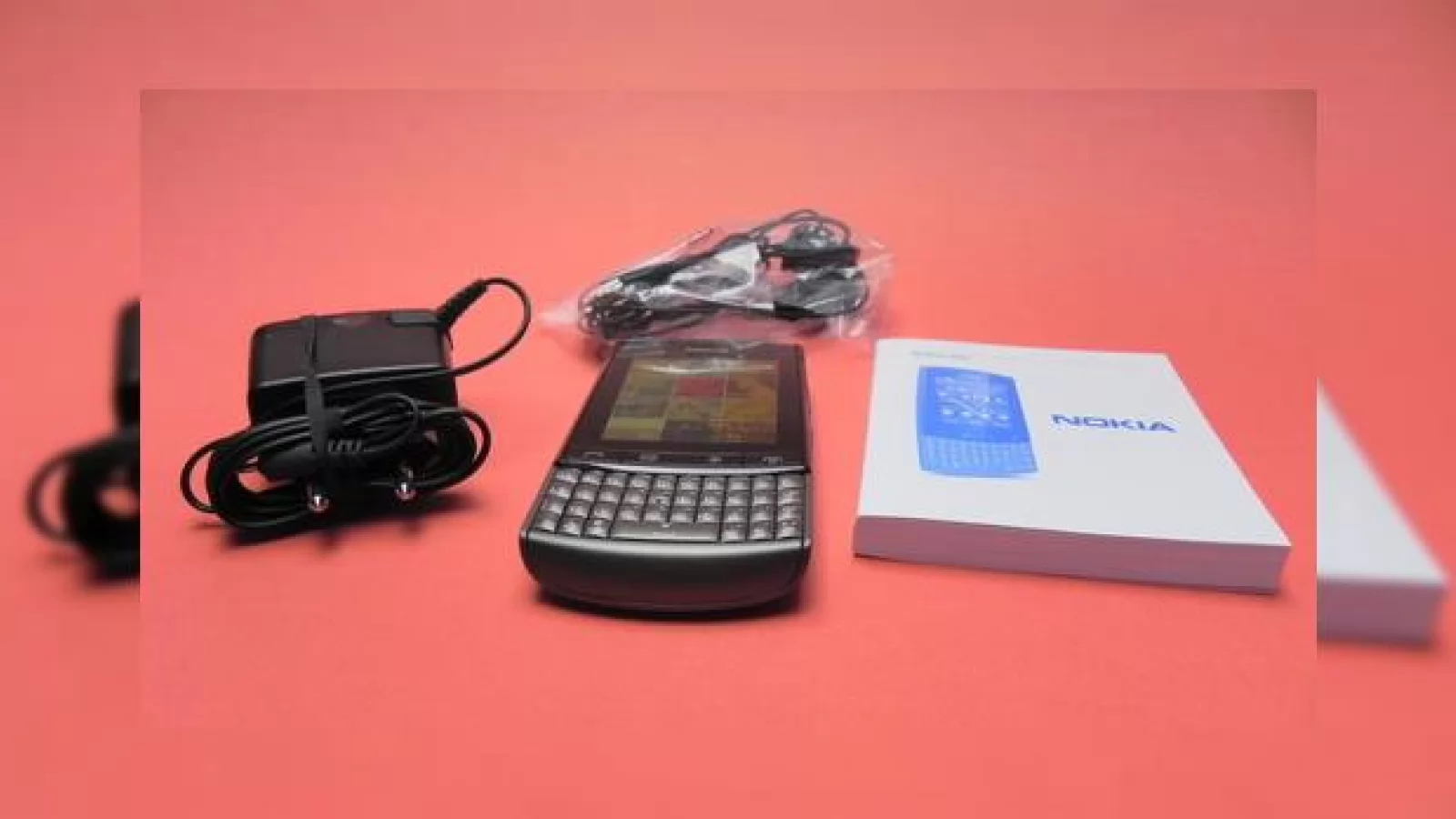 Nokia Asha 303 Unboxing - un telefon touch & type cu Angry Birds preinstalat (Video)