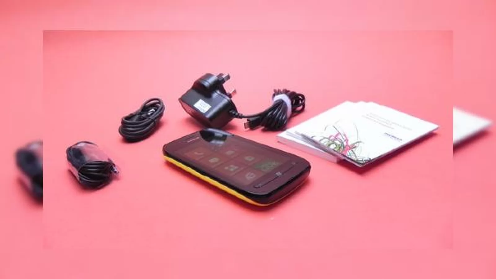 Nokia Lumia 710 Unboxing - scoatem din cutie "frățiorul" Windows Phone al lui Lumia 800 (Video)