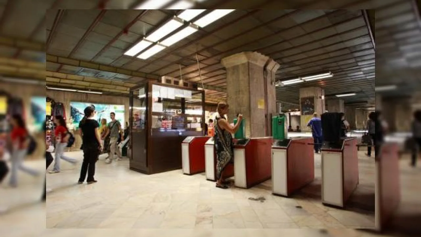 Internet "gratuit" cu plată de la metrou, mulțumită Orange România și Vodafone