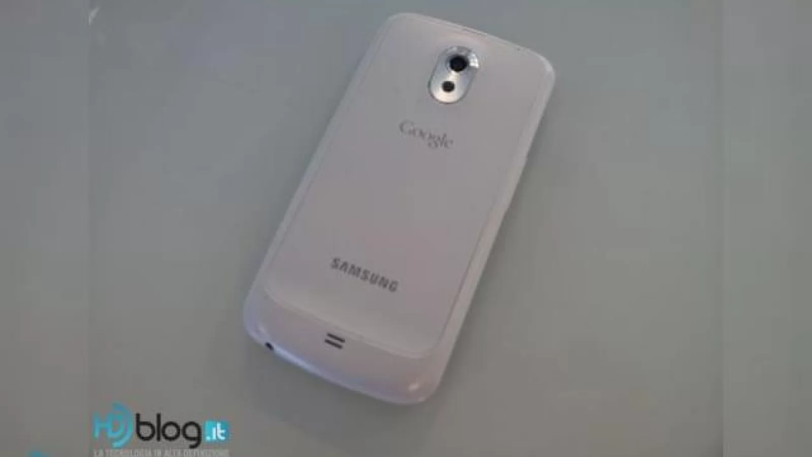 Samsung Galaxy Nexus pe alb - imagini noi