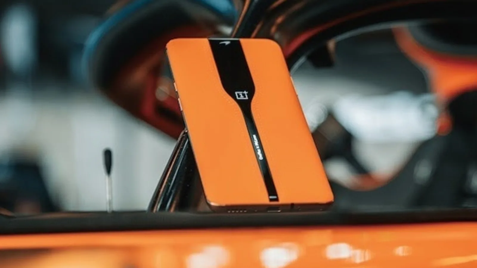 CES 2020: OnePlus Concept One este un telefon cu cameră triplă ce devine invizibilă, prin sticlă electrocromică prezentă și pe mașinile McLaren