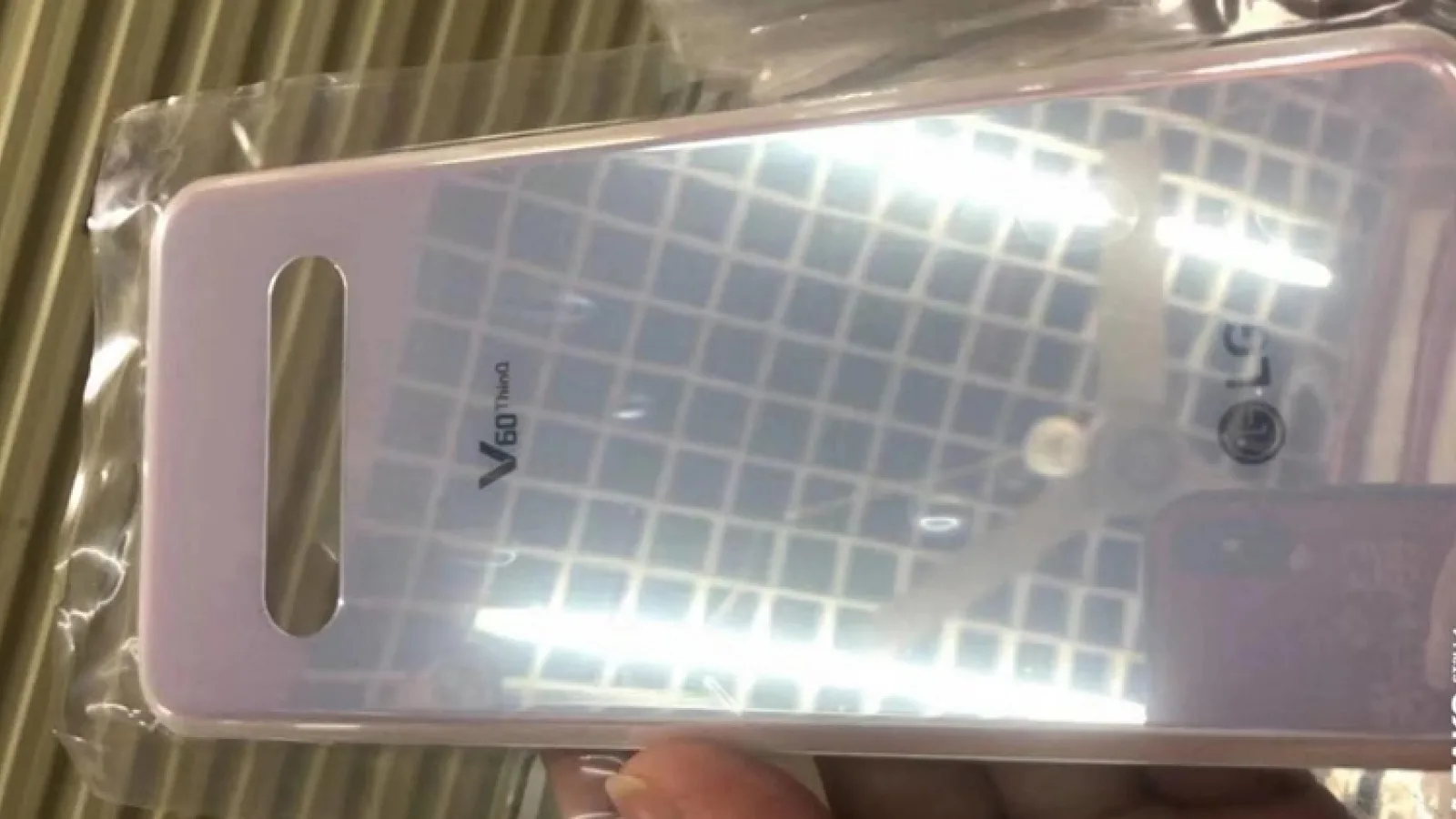 LG V60 ThinQ ar putea sosi în cadrul MWC 2020; Panoul său spate apare fotografiat în două variante de culoare