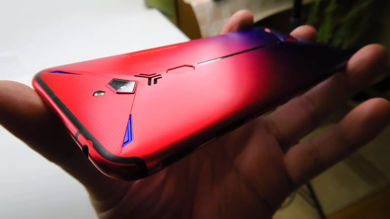 ZTE Nubia Red Magic 3S: Design metalic, robotic, cool pentru gameri