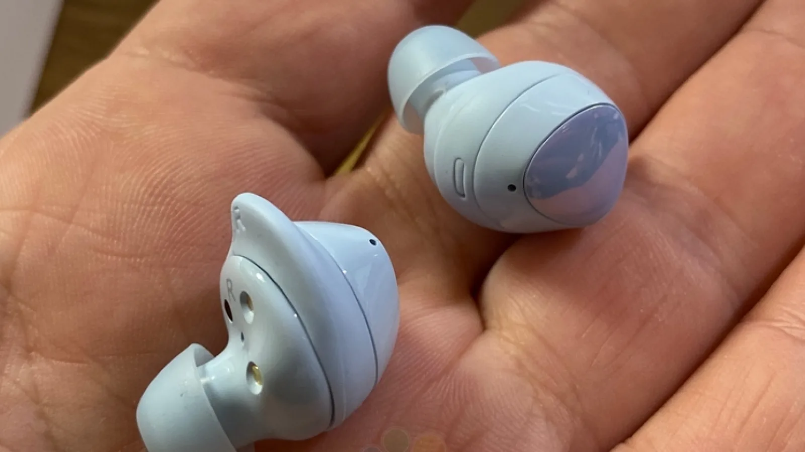 Căștile Samsung Galaxy Buds+ apar în fotografii alături de ambalajul retail; Se confirmă dublarea autonomiei