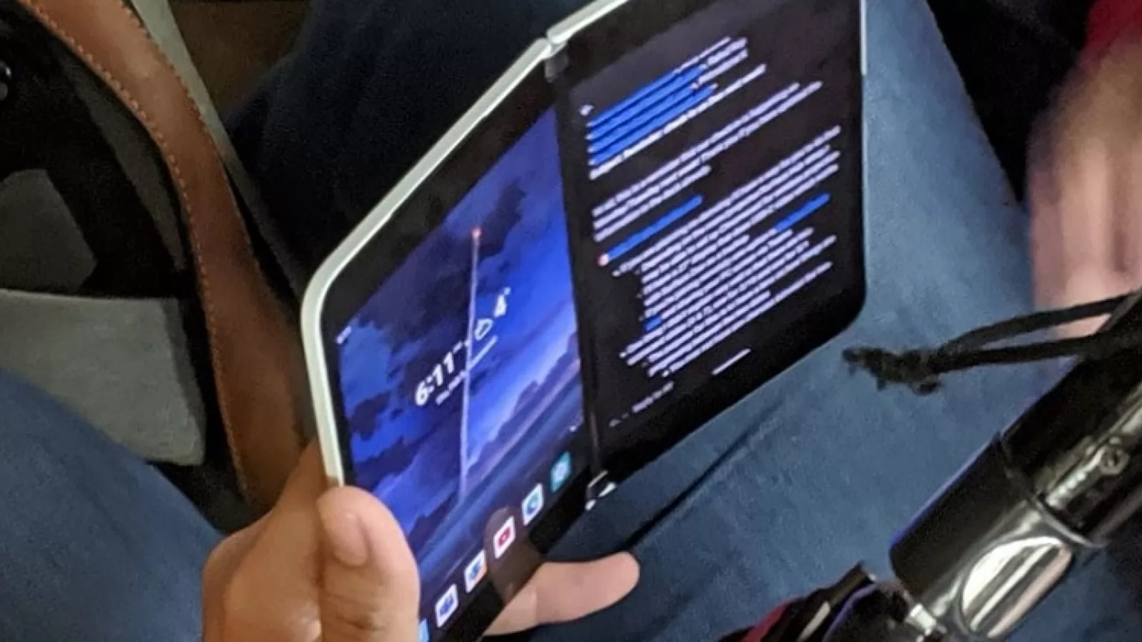 Microsoft Surface Duo apare într-o fotografie hands on, dar şi într-un clip video; În sfârşit are o cameră! (Video)