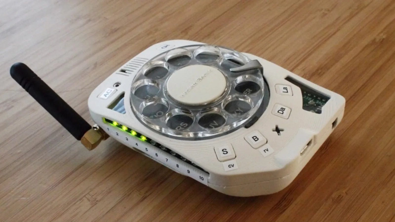 Cineva a creat un telefon cu disc rotativ şi antenă la vedere, un Rotary Cellphone care te scapă de stres