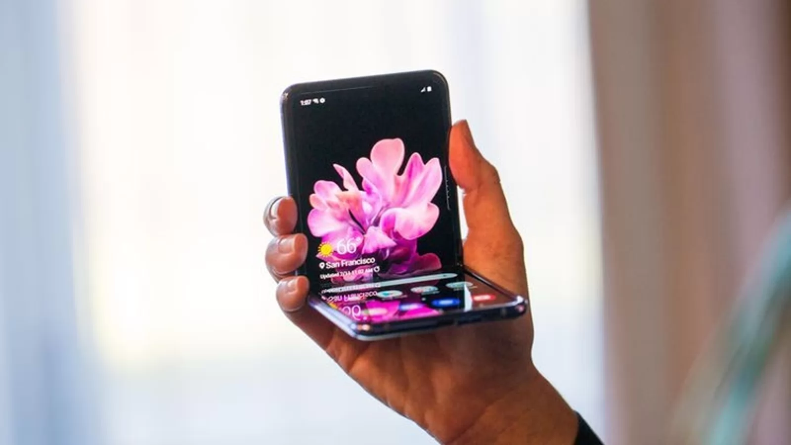 Telefoanele pliabile ar putea ajunge la 100 de milioane de unităţi livrate până în 2025