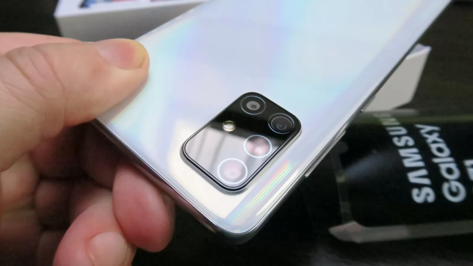 Samsung Galaxy A71 Unboxing: întoarcerea telefonului care a speriat bingerii